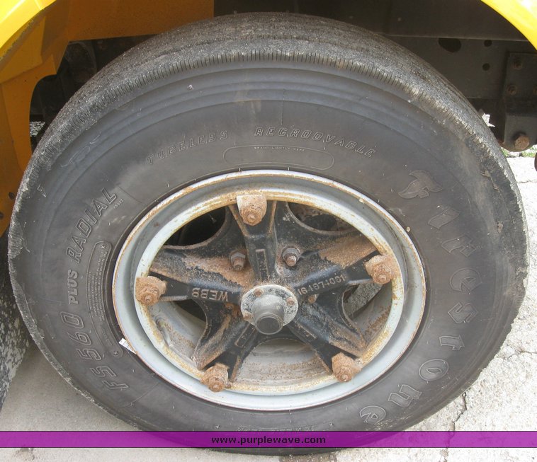 image for item 3991 1995 International Navistar 3800 53-passenger school bus