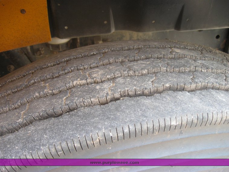 image for item 3991 1995 International Navistar 3800 53-passenger school bus