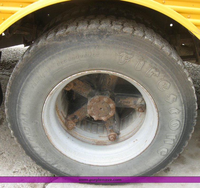 image for item 3991 1995 International Navistar 3800 53-passenger school bus