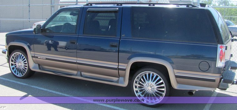 image for item 4305 1998 Chevrolet K1500 suburban