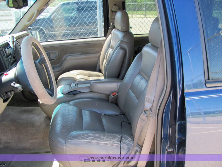 image for item 4305 1998 Chevrolet K1500 suburban