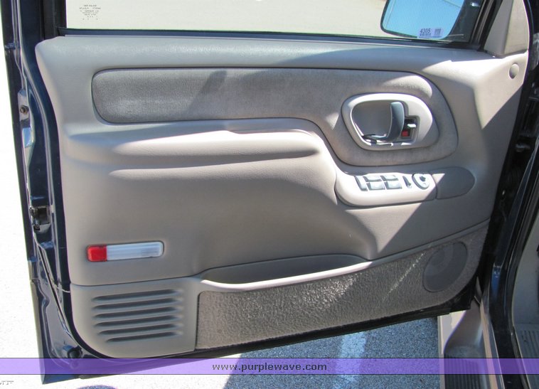 image for item 4305 1998 Chevrolet K1500 suburban