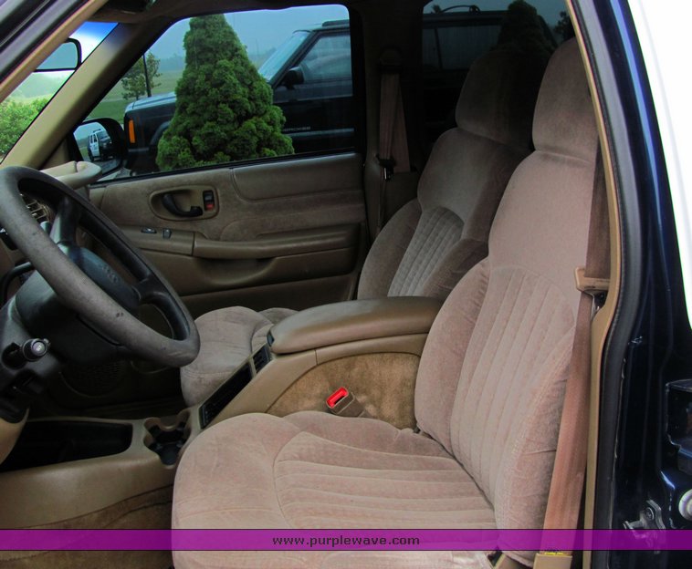 image for item 4446 2000 Chevrolet Blazer