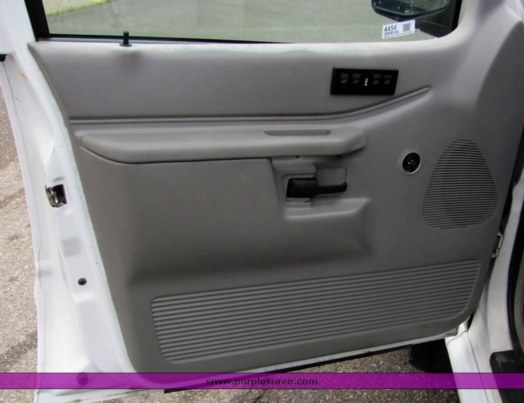 image for item 4454 2000 Ford Explorer XL