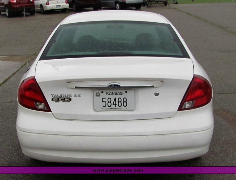 image for item 4456 2002 Ford Taurus SE