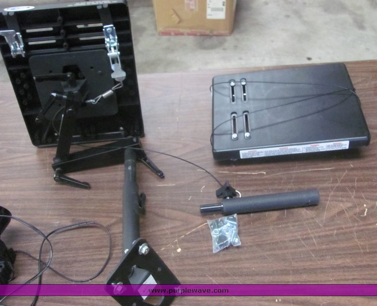 image for item 4584 Assorted automotive accessories