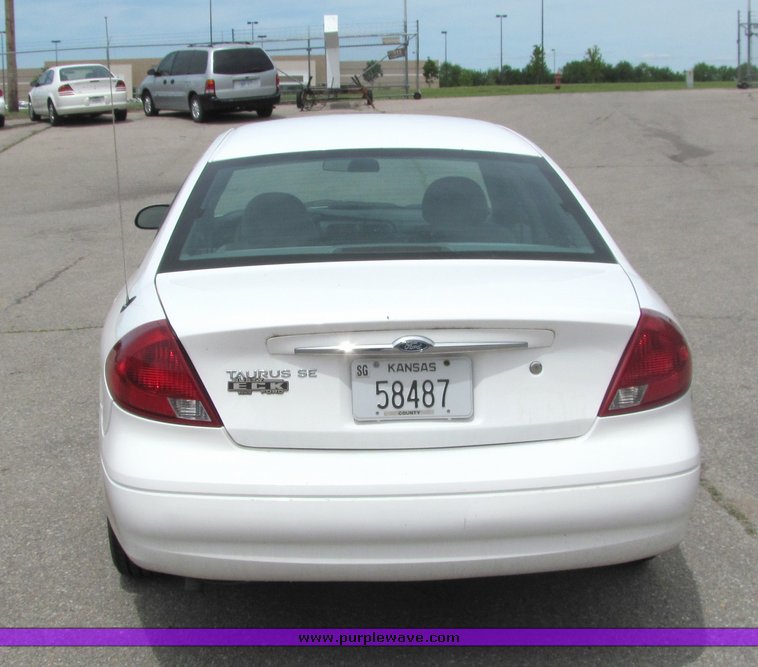 image for item 6016 2002 Ford Taurus SE