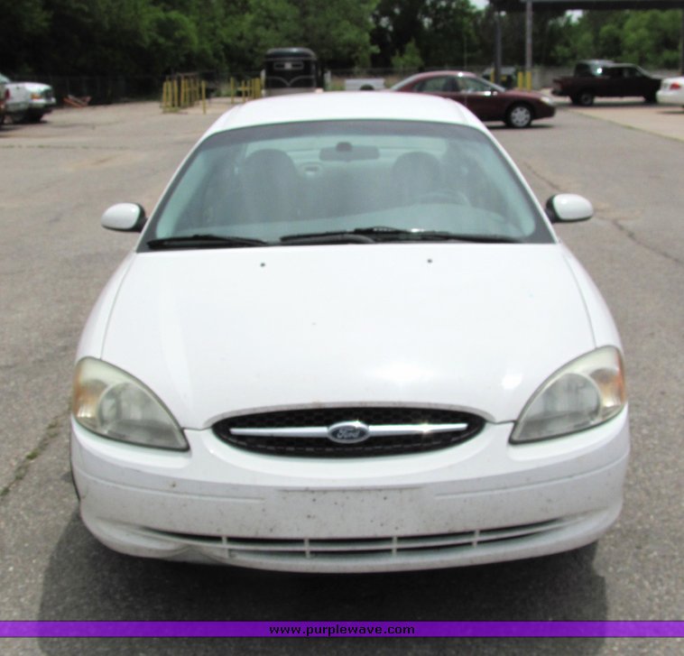 image for item 6016 2002 Ford Taurus SE