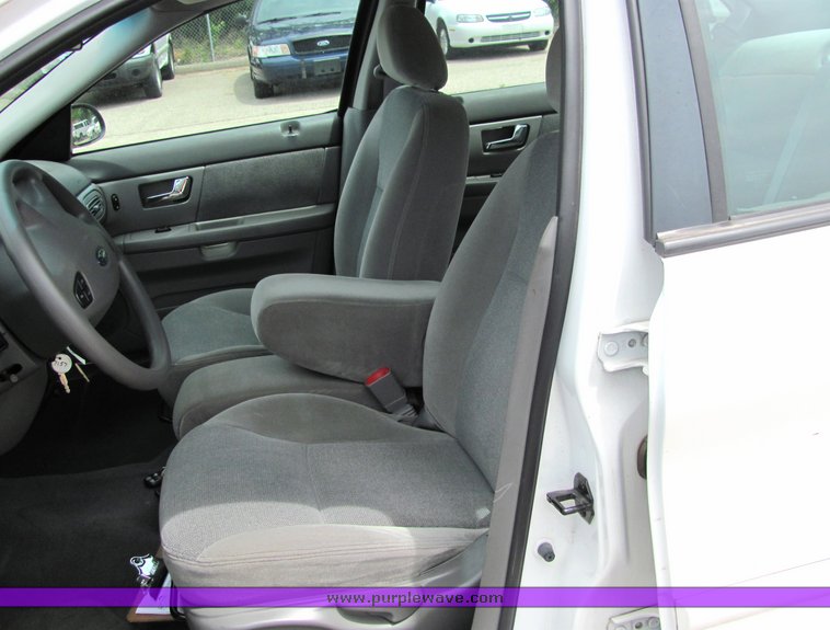 image for item 6016 2002 Ford Taurus SE