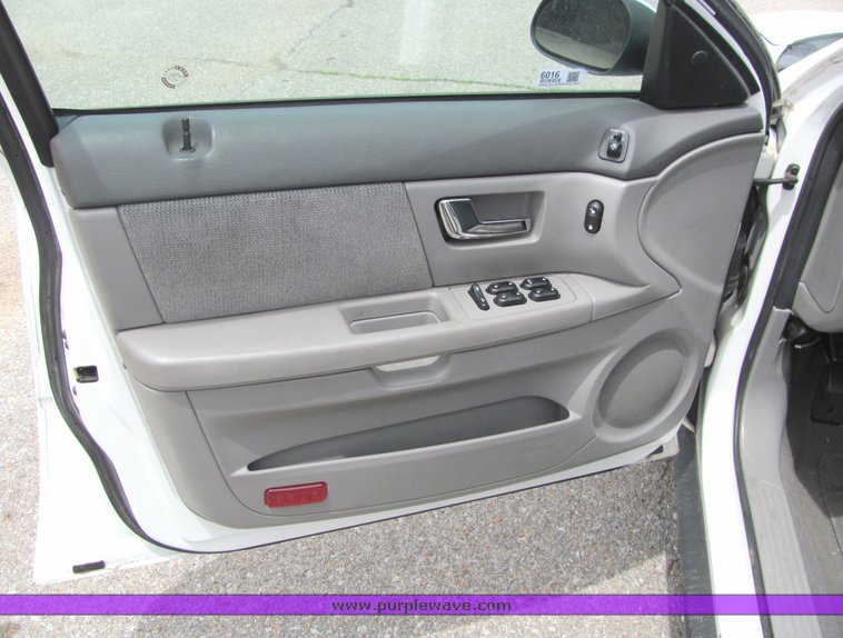 image for item 6016 2002 Ford Taurus SE