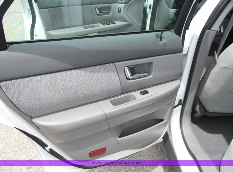 image for item 6016 2002 Ford Taurus SE