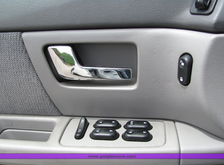image for item 6016 2002 Ford Taurus SE