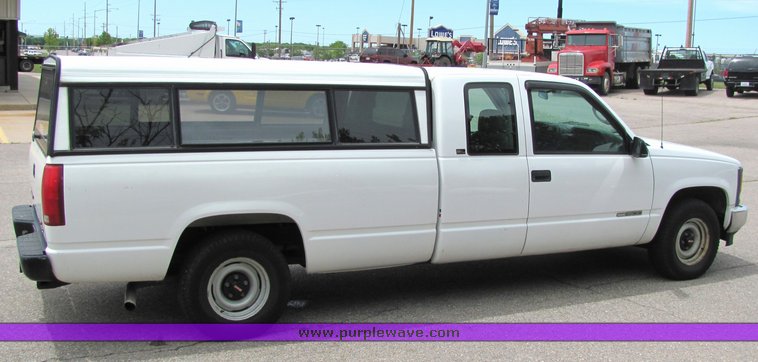 image for item 6017 1997 GMC Sierra C1500 pickup truck