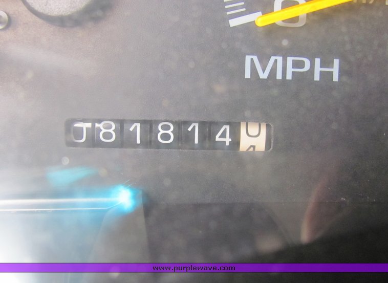 image for item 6017 1997 GMC Sierra C1500 pickup truck