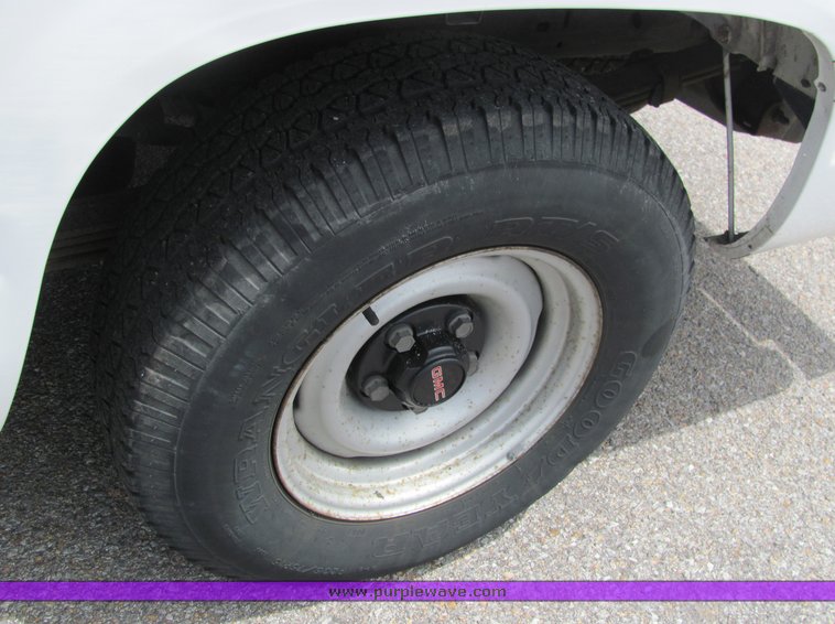 image for item 6017 1997 GMC Sierra C1500 pickup truck