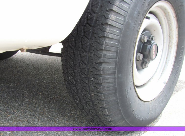 image for item 6017 1997 GMC Sierra C1500 pickup truck