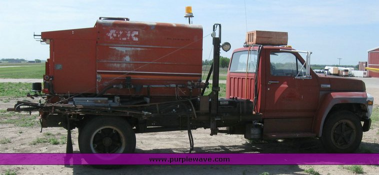 image for item 6798 1981 Ford F600