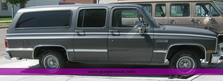 image for item 6799 1988 GMC R1500 Suburban