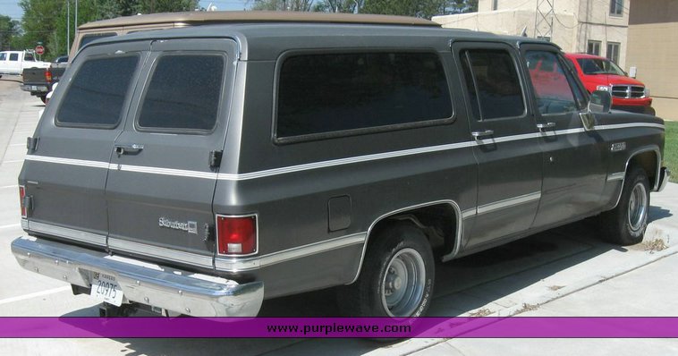 image for item 6799 1988 GMC R1500 Suburban