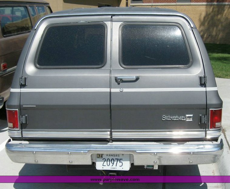image for item 6799 1988 GMC R1500 Suburban