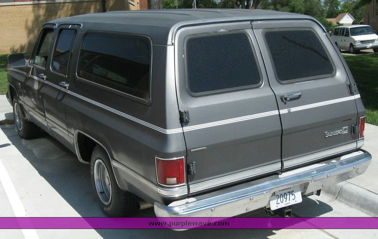 image for item 6799 1988 GMC R1500 Suburban