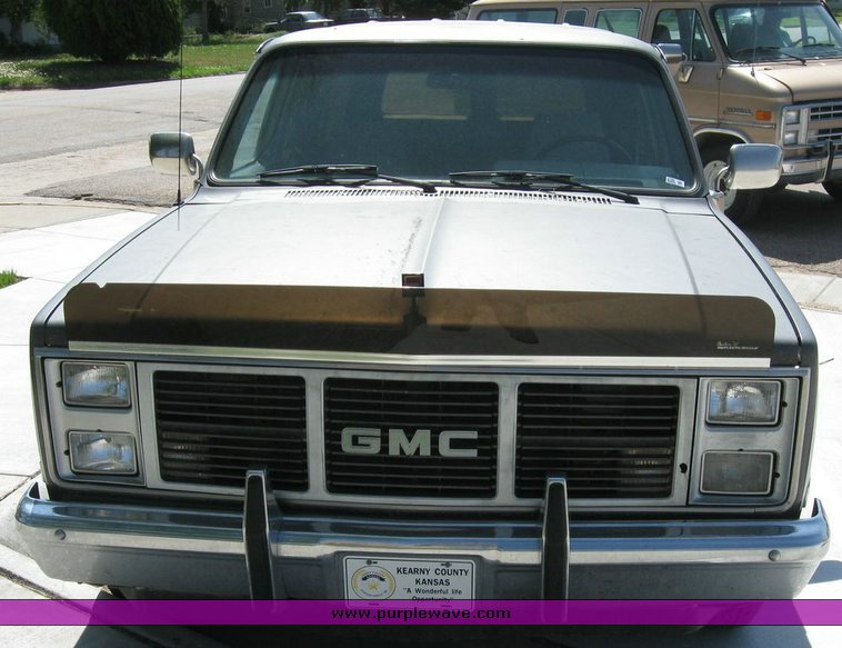 image for item 6799 1988 GMC R1500 Suburban
