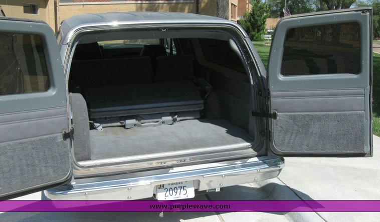 image for item 6799 1988 GMC R1500 Suburban