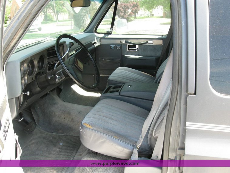 image for item 6799 1988 GMC R1500 Suburban