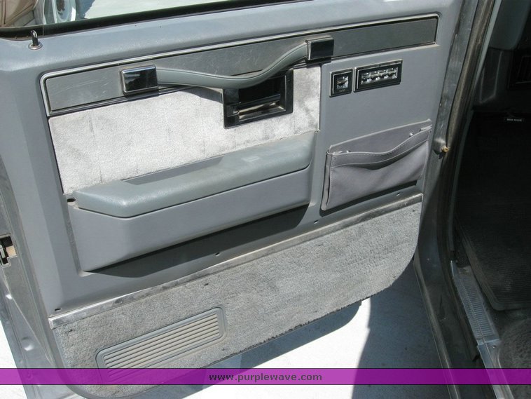 image for item 6799 1988 GMC R1500 Suburban