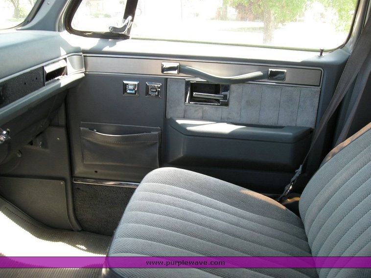 image for item 6799 1988 GMC R1500 Suburban