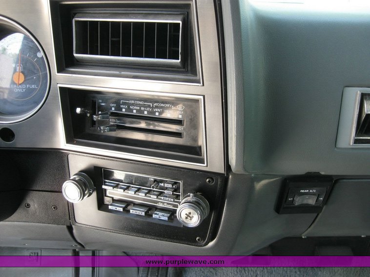 image for item 6799 1988 GMC R1500 Suburban