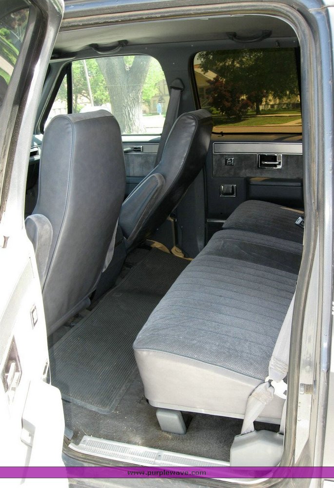 image for item 6799 1988 GMC R1500 Suburban