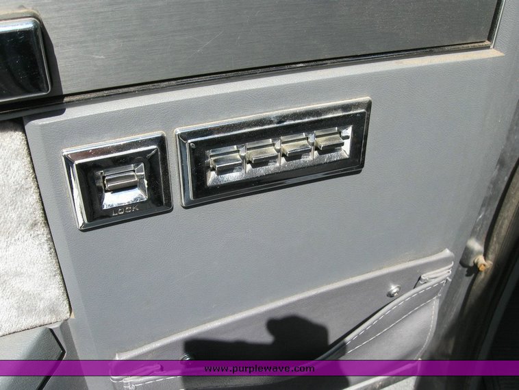 image for item 6799 1988 GMC R1500 Suburban