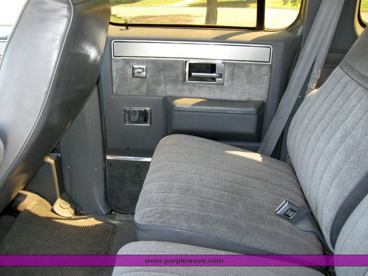 image for item 6799 1988 GMC R1500 Suburban