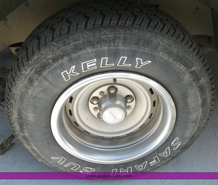 image for item 6799 1988 GMC R1500 Suburban