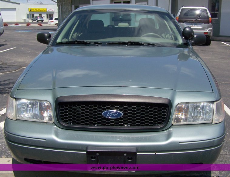 image for item 8498 2005 Ford Crown Victoria Police Interceptor