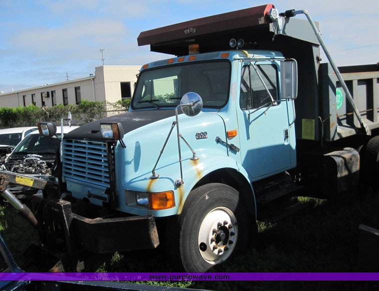 image for item 3814 2002 International 4700 dump truck