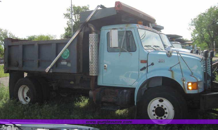 image for item 3814 2002 International 4700 dump truck