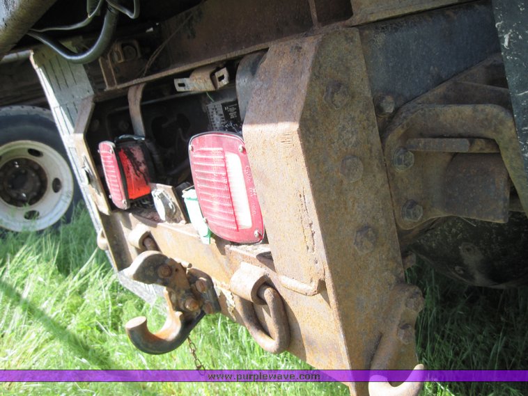 image for item 3814 2002 International 4700 dump truck