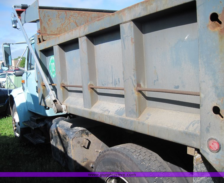 image for item 3814 2002 International 4700 dump truck