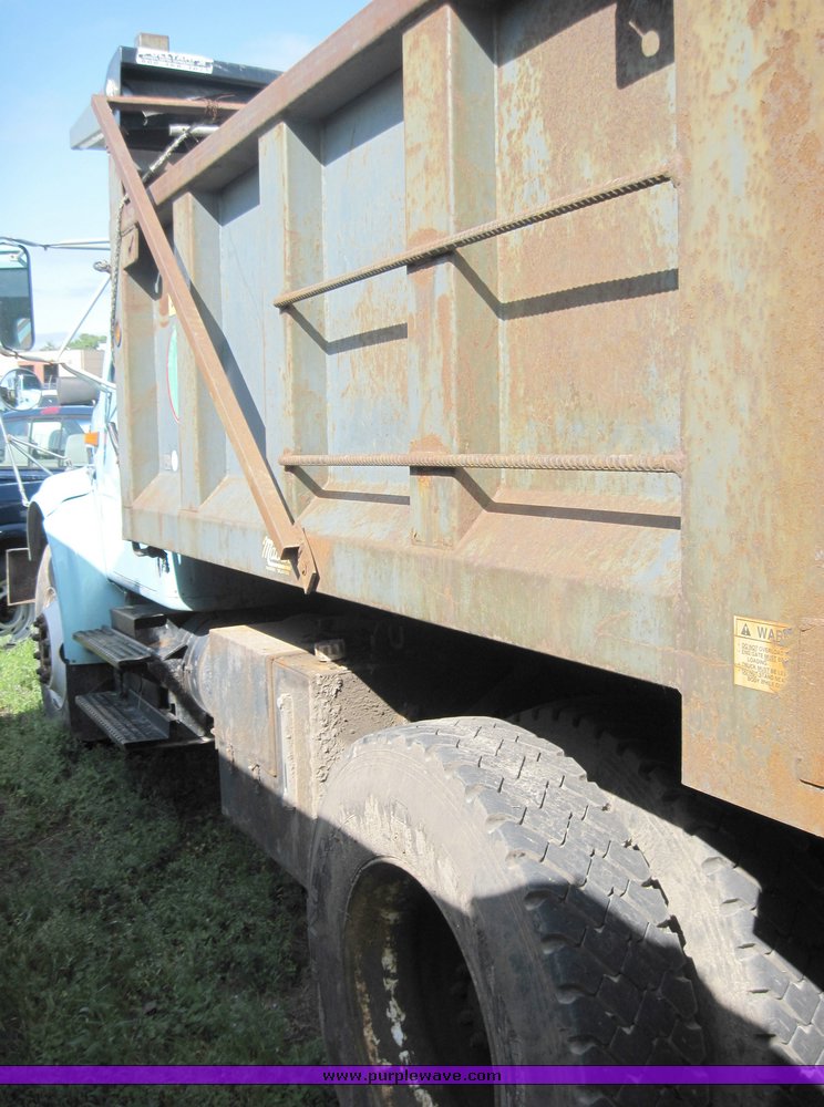 image for item 3816 2000 International 4700 dump truck