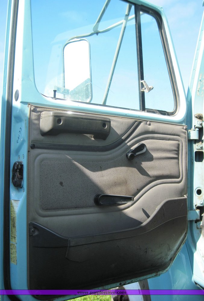 image for item 3816 2000 International 4700 dump truck