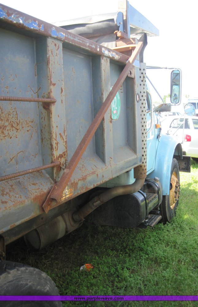 image for item 3817 2000 International Series 4700  dump truck