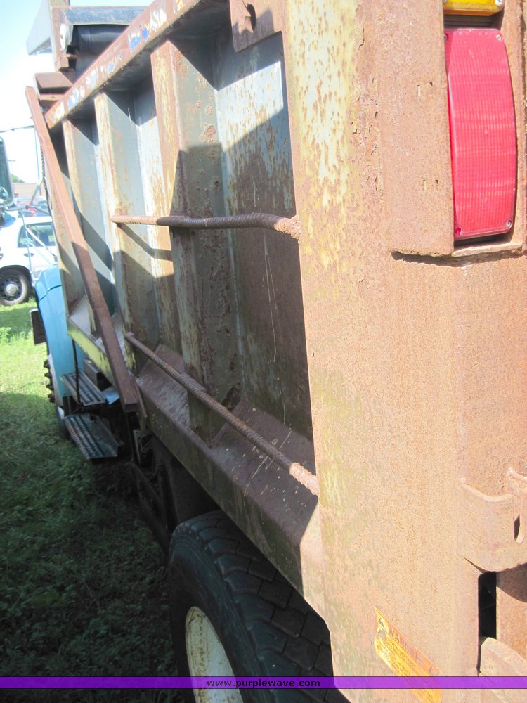 image for item 3817 2000 International Series 4700  dump truck