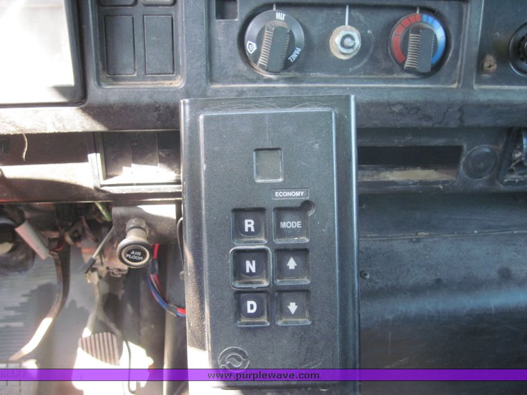 image for item 3817 2000 International Series 4700  dump truck