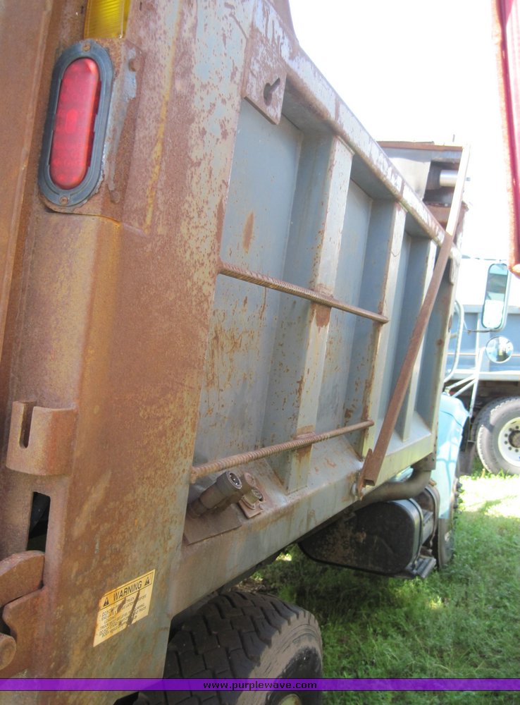 image for item 3818 2000 International Series 4700 dump truck
