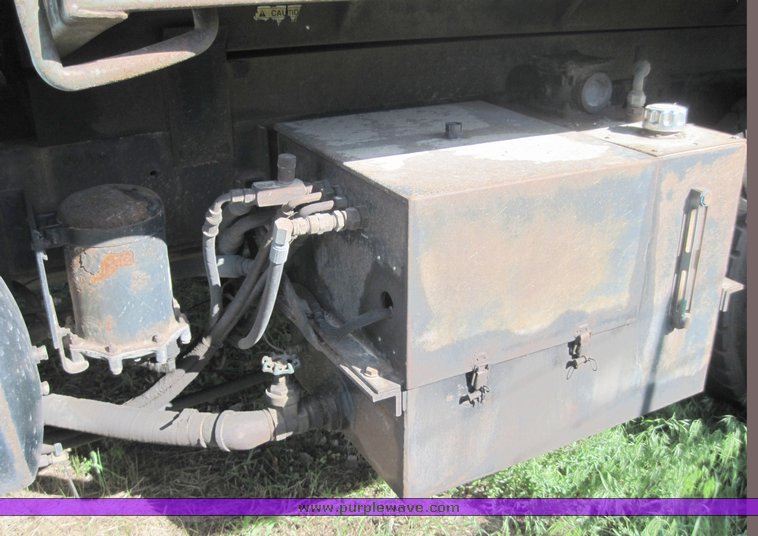 image for item 3818 2000 International Series 4700 dump truck