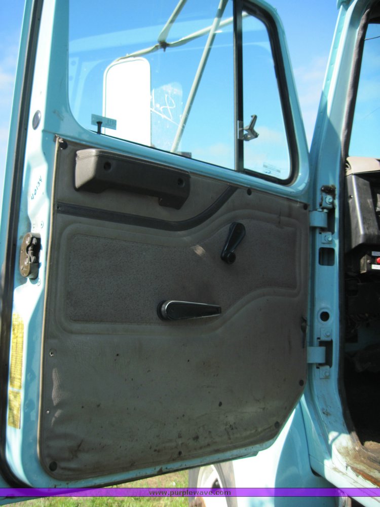 image for item 3818 2000 International Series 4700 dump truck