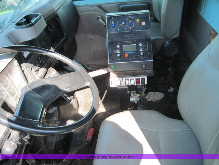 image for item 3818 2000 International Series 4700 dump truck