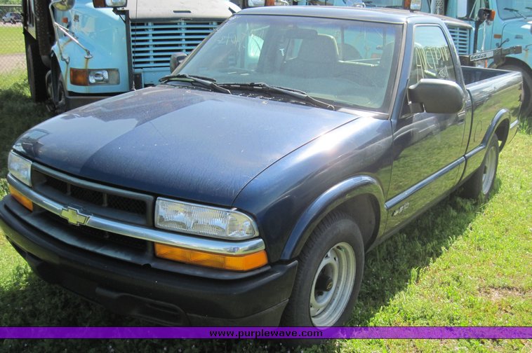image for item 3819 1998 Chevrolet S10